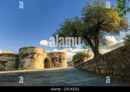 Haupteingang zur Mauer des historischen Dorfes Idanha-a-Velha in Portugal, beleuchtet von der späten Frühlingssonne. Stockfoto