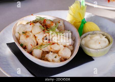 Frittierte Calamari mit Knoblauch und Zitronenmayonnaise Stockfoto