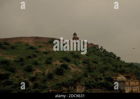 Aravalli Hügel und ein Teil der Jaigarh Fort Wand aus Amer Fort in Rajashtan, Indien gesehen. Stockfoto