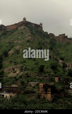 Aravalli Hügel und ein Teil der Jaigarh Fort Wand aus Amer Fort in Rajashtan, Indien gesehen. Stockfoto