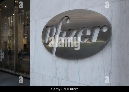 Manhattan, New York. 20. November 2020. Pfizer-Schild vor dem Hauptsitz der New Yorker Firma in der 42. Straße. Stockfoto