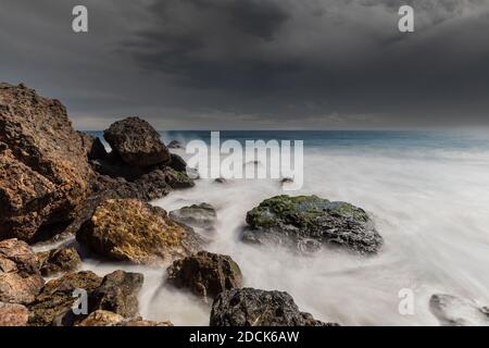 Pazifikküste Felsen und Wellen mit Sturmhimmel am Point Dume in Malibu, Kalifornien. Stockfoto