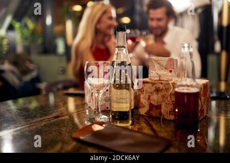 Ein junges verliebtes Paar feiert sein Jubiläum im Restaurant in entspannter Atmosphäre. Zusammen, Valentinstag, Feier Stockfoto