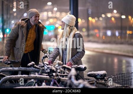 Junge kaukasischen Kerl flirtet mit attraktiven stilvollen Blondine, sprechen, lächeln, Stockfoto