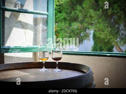 Verkostung von portugiesischem Portwein im Verkostungsraum Stockfoto
