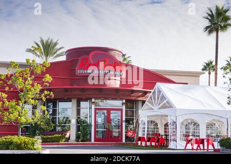 Red Robin Restaurant Schild und Logo mit Festzelt im Freien essen Bereich aufgrund von Vorschriften und Einschränkungen für Covid 19 und Coronavirus In Kalifornien USA Stockfoto