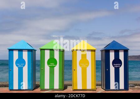 Bunte Recycling-Behälter in Las Canteras Strand, Gran Canaria. Papier, Karton, Mischglas, Ziegel, Kunststoffe, Dosen, organische Behälter Stockfoto