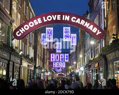 Blick auf die auffallenden Weihnachtsdekorationen in Carnaby Straße in der Stadt London 2020 Stockfoto