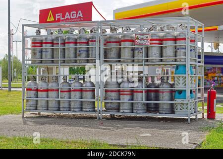 Budapest, Ungarn - 13. Juli 2015: Treibgasflaschen in Käfig an Shell Tankstelle in der Nähe von Budapest, Ungarn. Stockfoto