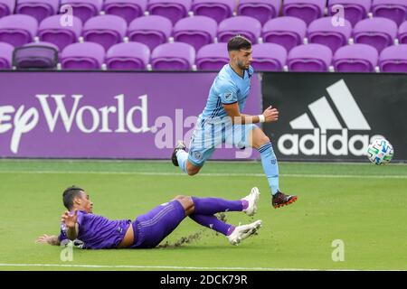 Orlando, Florida, USA. 21. November 2020: Orlando City Verteidiger ANTONIO CARLOS (25) macht einen Schiebestoß während der Orlando City SC gegen New York City FC Audi 2020 MLS Cup Playoffs Spiel im Exploria Stadium in Orlando, FL am 21. November 2020. Quelle: Cory Knowlton/ZUMA Wire/Alamy Live News Stockfoto