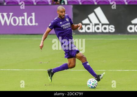 Orlando, Florida, USA. 21. November 2020: Orlando City Stürmer TESHO AKINDELE (13) richtet ein Spiel während der Orlando City SC gegen New York City FC Audi 2020 MLS Cup Playoffs Spiel im Exploria Stadium in Orlando, FL am 21. November 2020. Quelle: Cory Knowlton/ZUMA Wire/Alamy Live News Stockfoto