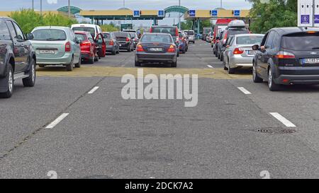 Roszke, Ungarn - 09. Juli 2015: Lange Linien am Grenzübergang in Roszke, Ungarn. Stockfoto