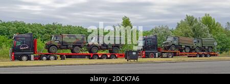 Roszke, Ungarn - 09. Juli 2015: KFOR-Konvoi-Lastwagen hielten am Grenzübergang in Roszke, Ungarn. Stockfoto