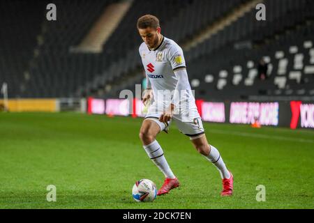 MILTON KEYNES, ENGLAND. NOVEMBER. Milton Keynes Dons Carlton Morris während der zweiten Hälfte der Sky Bet League ein Spiel zwischen MK Dons und Hull City im Stadium MK, Milton Keynes am Samstag, 21. November 2020. (Kredit: John Cripps - MI News) Kredit: MI Nachrichten & Sport /Alamy Live Nachrichten Stockfoto