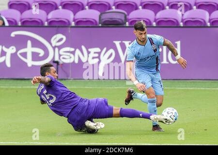 Orlando, Florida, USA. 21. November 2020: Orlando City Verteidiger ANTONIO CARLOS (25) macht einen Schiebestoß während der Orlando City SC gegen New York City FC Audi 2020 MLS Cup Playoffs Spiel im Exploria Stadium in Orlando, FL am 21. November 2020. Quelle: Cory Knowlton/ZUMA Wire/Alamy Live News Stockfoto