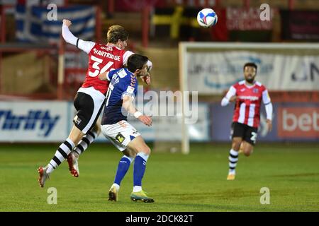 EXETER, ENGLAND. 21. NOVEMBER: Bobby Grant von Oldham Athletic stamelt mit Alex Hartridge von Exeter City während des Sky Bet League 2-Spiels zwischen Exeter City und Oldham Athletic im St James' Park, Exeter am Samstag, 21. November 2020. (Kredit: Eddie Garvey, Mi News) Kredit: MI Nachrichten & Sport /Alamy Live Nachrichten Stockfoto