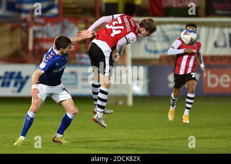 EXETER, ENGLAND. 21. NOVEMBER: Bobby Grant von Oldham Athletic stamelt mit Alex Hartridge von Exeter City während des Sky Bet League 2-Spiels zwischen Exeter City und Oldham Athletic im St James' Park, Exeter am Samstag, 21. November 2020. (Kredit: Eddie Garvey, Mi News) Kredit: MI Nachrichten & Sport /Alamy Live Nachrichten Stockfoto