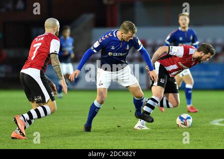 EXETER, ENGLAND. 21. NOVEMBER: Danny Rowe von Oldham Athletic stelt mit Pierce Sweeney und Nicky Law während des Sky Bet League 2-Spiels zwischen Exeter City und Oldham Athletic im St James' Park, Exeter am Samstag, 21. November 2020. (Kredit: Eddie Garvey, Mi News) Kredit: MI Nachrichten & Sport /Alamy Live Nachrichten Stockfoto