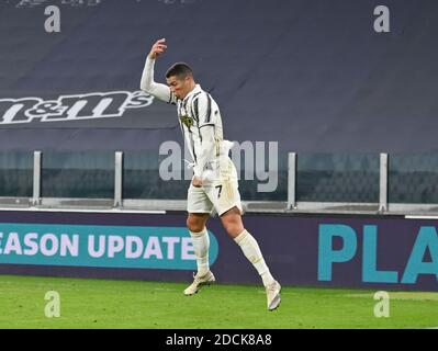 Turin, Italien. November 2020. Cristiano Ronaldo des FC Juventus feiert im Rahmen eines Serie-A-Fußballspiels zwischen FC Juventus und Cagliari in Turin, Italien, am 21. November 2020. Quelle: Federico Tardito/Xinhua/Alamy Live News Stockfoto