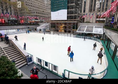 Manhattan, New York, USA. November 2020. Eine Gesamtansicht der Eisbahn am Rockefeller Center, wie sie während der Covid-19 Pandemie in Manhattan, New York, zum Schlittschuhlaufen geöffnet wurde. Obligatorische Gutschrift: Kostas Lymperopoulos/CSM/Alamy Live News Stockfoto