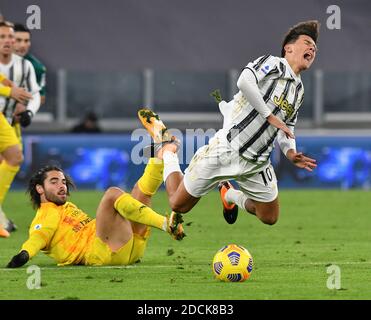 Turin, Italien. November 2020. FC Juventus' Paulo Dybala (R) spielt mit dem Cagliari Riccardo Sottil während eines Fußballspiels zwischen FC Juventus und Cagliari in Turin, Italien, am 21. November 2020. Quelle: Federico Tardito/Xinhua/Alamy Live News Stockfoto