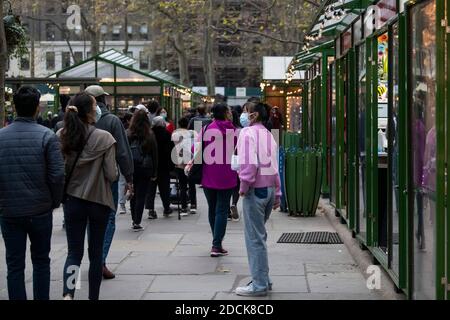 Manhattan, New York, USA. November 2020. Eine Gesamtansicht des Winterdorfes im Bryant Park während der Covid-19 Pandemie in Manhattan, New York. Obligatorische Gutschrift: Kostas Lymperopoulos/CSM/Alamy Live News Stockfoto