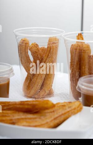 Gebratene Churros Süßigkeiten mit Zucker auf weißem Hintergrund Stockfoto