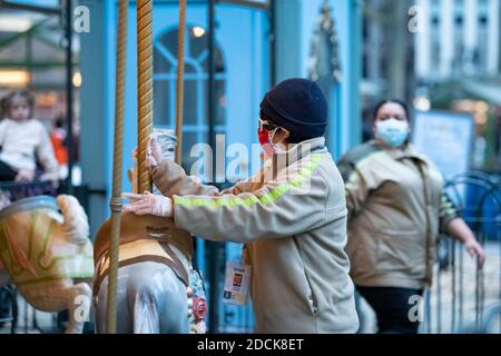 Manhattan, New York, USA. November 2020. Ein Arbeiter desinfiziert das Karussell zwischen den Fahrten im Winter Village im Bryant Park während der Covid-19 Pandemie in Manhattan, New York. Obligatorische Gutschrift: Kostas Lymperopoulos/CSM/Alamy Live News Stockfoto