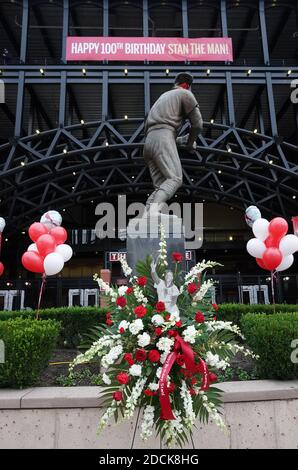 St. Louis, Usa. November 2020. Blumen sitzen am Fuß der Statue des verstorbenen National Baseball Hall of Fame Mitglied Stan Musial, außerhalb des Busch-Stadion in St. Louis am Samstag, 21. November 2020. Musial, der 2013 starb, wäre heute 100 Jahre alt geworden. Foto von Bill Greenblatt/UPI Kredit: UPI/Alamy Live News Stockfoto