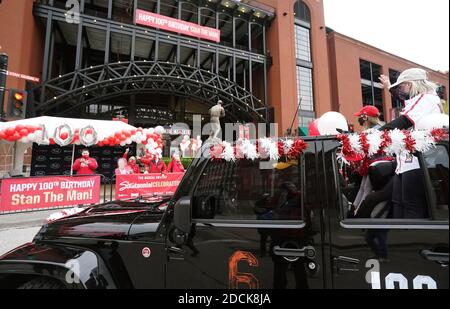 St. Louis, Usa. November 2020. Die Familie des verstorbenen National Baseball Hall of Fame Mitglied Stan Musial, winken vorbei Autos, wie sie an der Statue von Musial vor dem Busch-Stadion in St. Louis am Samstag, 21. November 2020 Parade. Musial, der 2013 starb, wäre heute 100 Jahre alt geworden. Foto von Bill Greenblatt/UPI Kredit: UPI/Alamy Live News Stockfoto