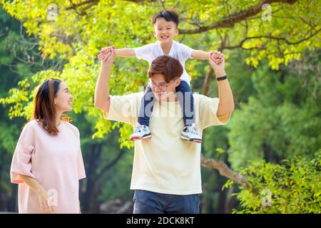Glückliche Familie zu Fuß im Park Stockfoto