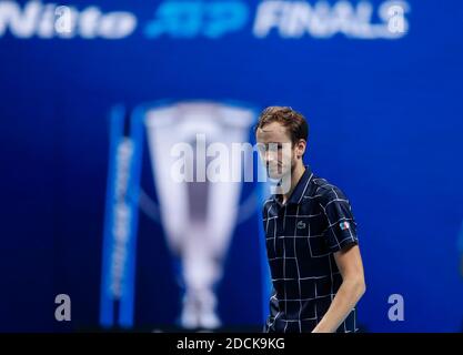 London, Großbritannien. November 2020. Daniil Medvedev aus Russland reagiert nach dem Sieg im Einzel-Halbfinale gegen Rafael Nadal aus Spanien beim ATP World Tour Finals 2020 in London, Großbritannien, am 21. November 2020. Quelle: Han Yan/Xinhua/Alamy Live News Stockfoto