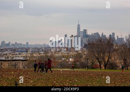 New York, USA. November 2020. Kinder spielen am 21. November 2020 im Sunset Park in Brooklyn, New York, USA. Die Gesamtzahl der COVID-19 Fälle in den Vereinigten Staaten überstieg am Samstag 12 Millionen, nach dem Center for Systems Science and Engineering (CSSE) an der Johns Hopkins University. Quelle: Michael Nagle/Xinhua/Alamy Live News Stockfoto