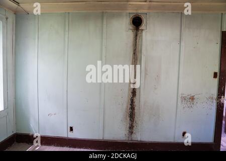 Wasserschaden an einer Mauer in einem verlassenen Gebäude in der Geisterstadt Bannack, Montana Stockfoto