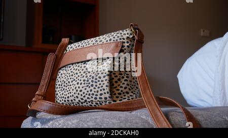 Handtasche links im Hotel Stockfoto