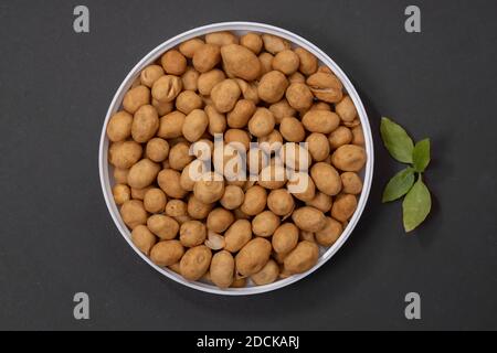 Cracker Nüsse, japanische Erdnüsse oder japanische Art Erdnüsse, ein Snack-Lebensmittel aus Erdnüssen, die in einem Weizenmehlteig beschichtet und dann gebraten werden Stockfoto