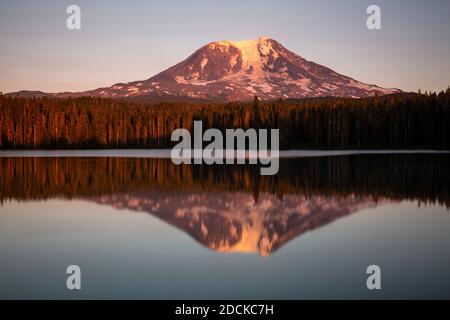 WA18369-00...WASHINGTON - Mount Adams Spiegelung in Takhlakh Lake bei Sonnenuntergang im Gifford Pinchot National Forest. Stockfoto