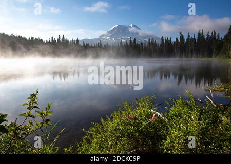 WA18383-00...WASHINGTON - Mount Adams Spiegelung in Horseshoe Lake im Gifford Pinchot National Forest. Stockfoto