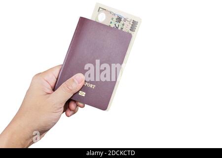 Die Hand eines Mannes mit einem Pass und japanischem Geld, isoliert auf weißem Hintergrund. Beschneidungspfad. Stockfoto