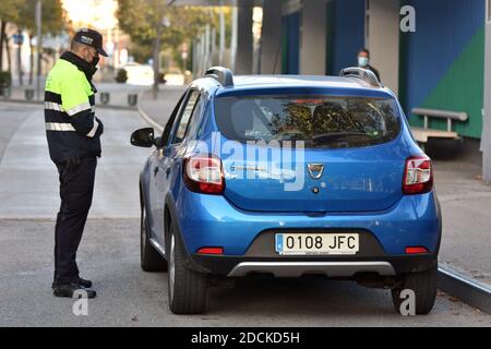 Vendrell, Spanien. November 2020. Ein Polizist, der eine Gesichtsmaske trägt, hält vorsorglich ein Fahrzeug an einem Kontrollpunkt an.in der dritten Woche der Beschränkungen des Coronavirus hält die örtliche Polizei von Vendrell (Spanien) auf Anweisung der Regierung von Katalonien, Intensiviert die Kontrollpunkte zur Überwachung der Perimetermobilität innerhalb der Gemeinde aufgrund der in der Krise der Covid19-Pandemie zu befolgenden Regeln. Kredit: SOPA Images Limited/Alamy Live Nachrichten Stockfoto