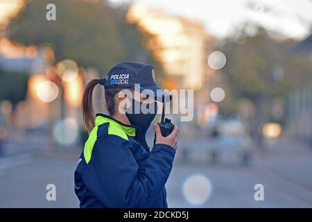 Vendrell, Spanien. November 2020. Ein Polizist mit Gesichtsmaske bestätigt die Identifizierung eines Fahrers an einem Kontrollpunkt.in der dritten Woche der Coronavirus-Einschränkungen, die lokale Polizei von Vendrell (Spanien), nach den Anweisungen der Regierung von Katalonien, Intensiviert die Kontrollpunkte zur Überwachung der Perimetermobilität innerhalb der Gemeinde aufgrund der in der Krise der Covid19-Pandemie zu befolgenden Regeln. Kredit: SOPA Images Limited/Alamy Live Nachrichten Stockfoto