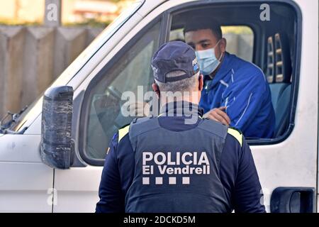 Vendrell, Spanien. November 2020. Ein Polizist mit Gesichtsmaske bestätigt die Identifizierung eines Fahrers an einem Kontrollpunkt.in der dritten Woche der Coronavirus-Einschränkungen, die lokale Polizei von Vendrell (Spanien), nach den Anweisungen der Regierung von Katalonien, Intensiviert die Kontrollpunkte zur Überwachung der Perimetermobilität innerhalb der Gemeinde aufgrund der in der Krise der Covid19-Pandemie zu befolgenden Regeln. Kredit: SOPA Images Limited/Alamy Live Nachrichten Stockfoto