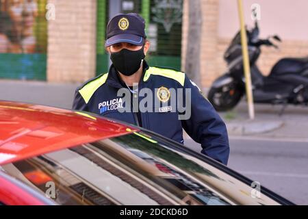 Vendrell, Spanien. November 2020. Ein Polizist, der eine Gesichtsmaske trägt, hält vorsorglich ein Fahrzeug an einem Kontrollpunkt an.in der dritten Woche der Beschränkungen des Coronavirus hält die örtliche Polizei von Vendrell (Spanien) auf Anweisung der Regierung von Katalonien, Intensiviert die Kontrollpunkte zur Überwachung der Perimetermobilität innerhalb der Gemeinde aufgrund der in der Krise der Covid19-Pandemie zu befolgenden Regeln. Kredit: SOPA Images Limited/Alamy Live Nachrichten Stockfoto