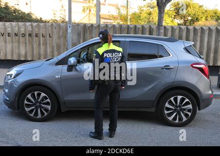 Vendrell, Spanien. November 2020. Ein Polizist, der eine Gesichtsmaske trägt, hält vorsorglich ein Fahrzeug an einem Kontrollpunkt an.in der dritten Woche der Beschränkungen des Coronavirus hält die örtliche Polizei von Vendrell (Spanien) auf Anweisung der Regierung von Katalonien, Intensiviert die Kontrollpunkte zur Überwachung der Perimetermobilität innerhalb der Gemeinde aufgrund der in der Krise der Covid19-Pandemie zu befolgenden Regeln. Kredit: SOPA Images Limited/Alamy Live Nachrichten Stockfoto