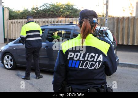 Vendrell, Spanien. November 2020. Ein Polizist, der eine Gesichtsmaske trägt, hält vorsorglich ein Fahrzeug an einem Kontrollpunkt an.in der dritten Woche der Beschränkungen des Coronavirus hält die örtliche Polizei von Vendrell (Spanien) auf Anweisung der Regierung von Katalonien, Intensiviert die Kontrollpunkte zur Überwachung der Perimetermobilität innerhalb der Gemeinde aufgrund der in der Krise der Covid19-Pandemie zu befolgenden Regeln. Kredit: SOPA Images Limited/Alamy Live Nachrichten Stockfoto