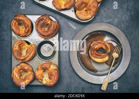 Mini hausgemachte yorkshire Puddings in Muffin Dosen Stockfoto