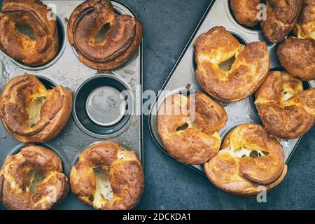 Mini hausgemachte yorkshire Puddings in Muffin Dosen Stockfoto