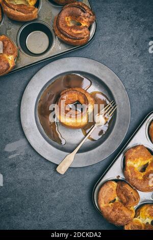 Mini hausgemachte yorkshire Puddings in Muffin Dosen Stockfoto