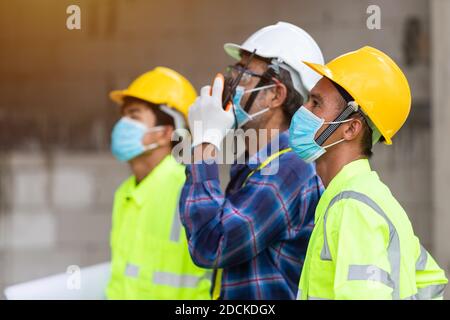 Nahaufnahme Team Bauarbeiter Kontrolle in der Haus-Struktur Auf der Baustelle Stockfoto