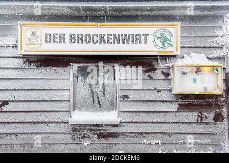 Schild Brockenwirt auf verschneite Holzfassade mit Fenster, Brockenhaus, Schierke, Wernigerode, Landkreis Harz, Sachsen-Anhalt, Deutschland Stockfoto